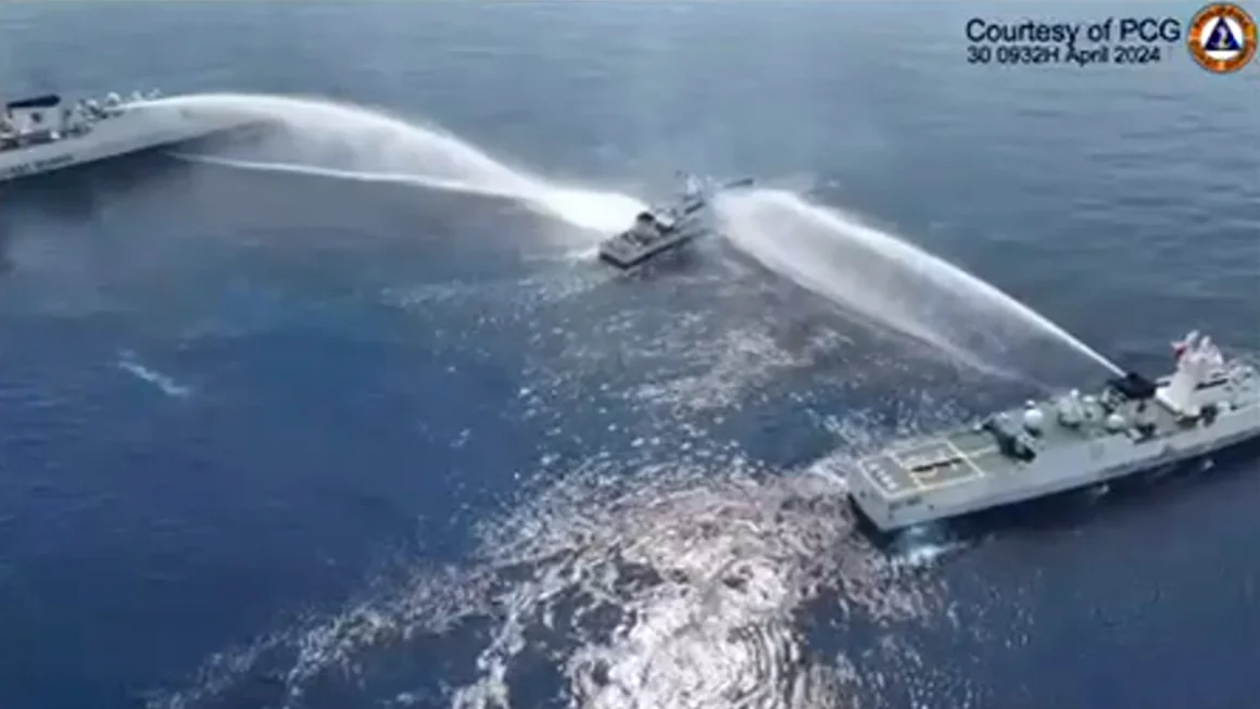 un cañón de agua chino daña un barco en un nuevo incendio en el mar de china meridional, dice filipinas