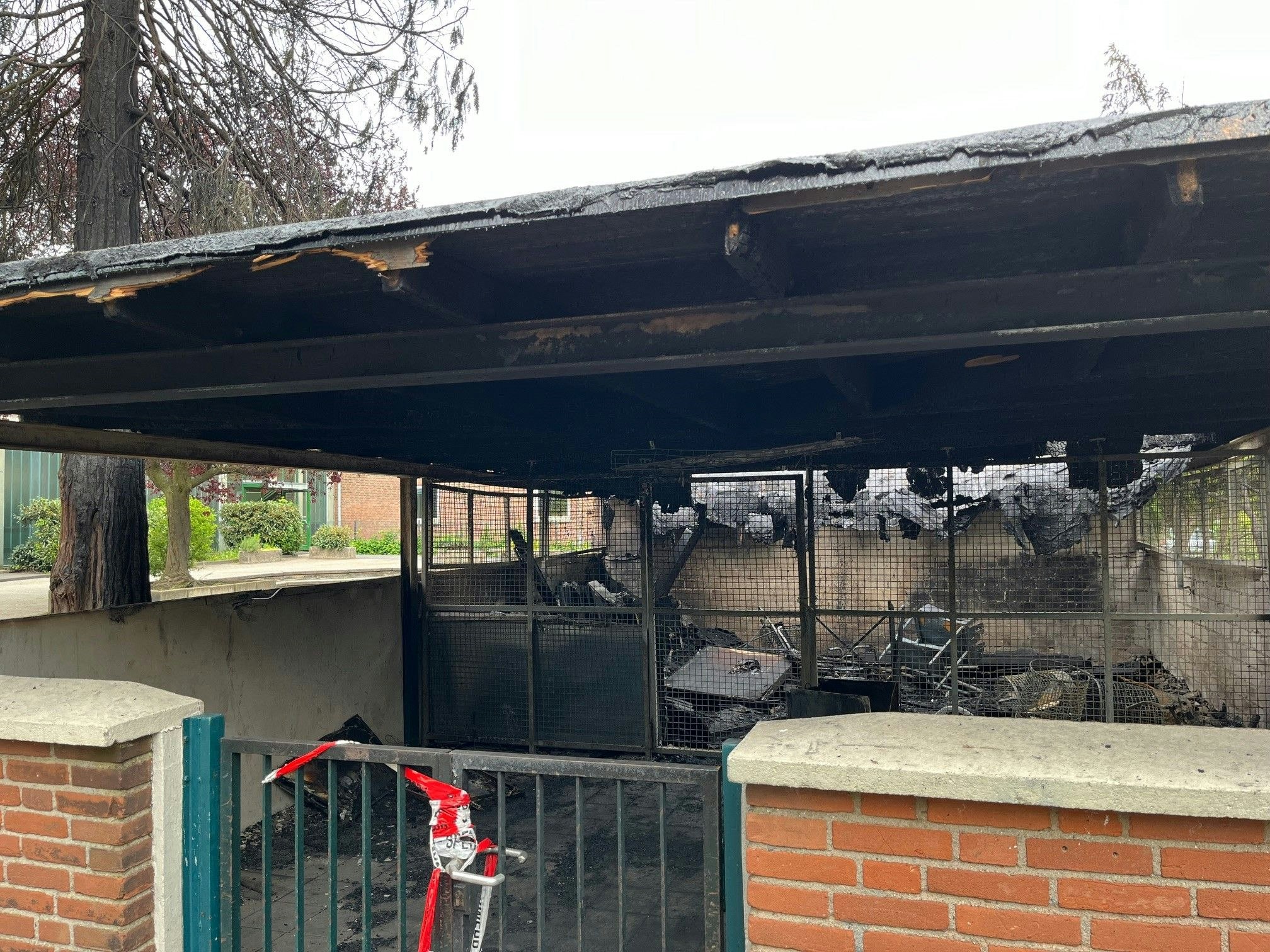 brandursache unklar: gebäude neben grundschule in köln-rodenkirchen abgebrannt