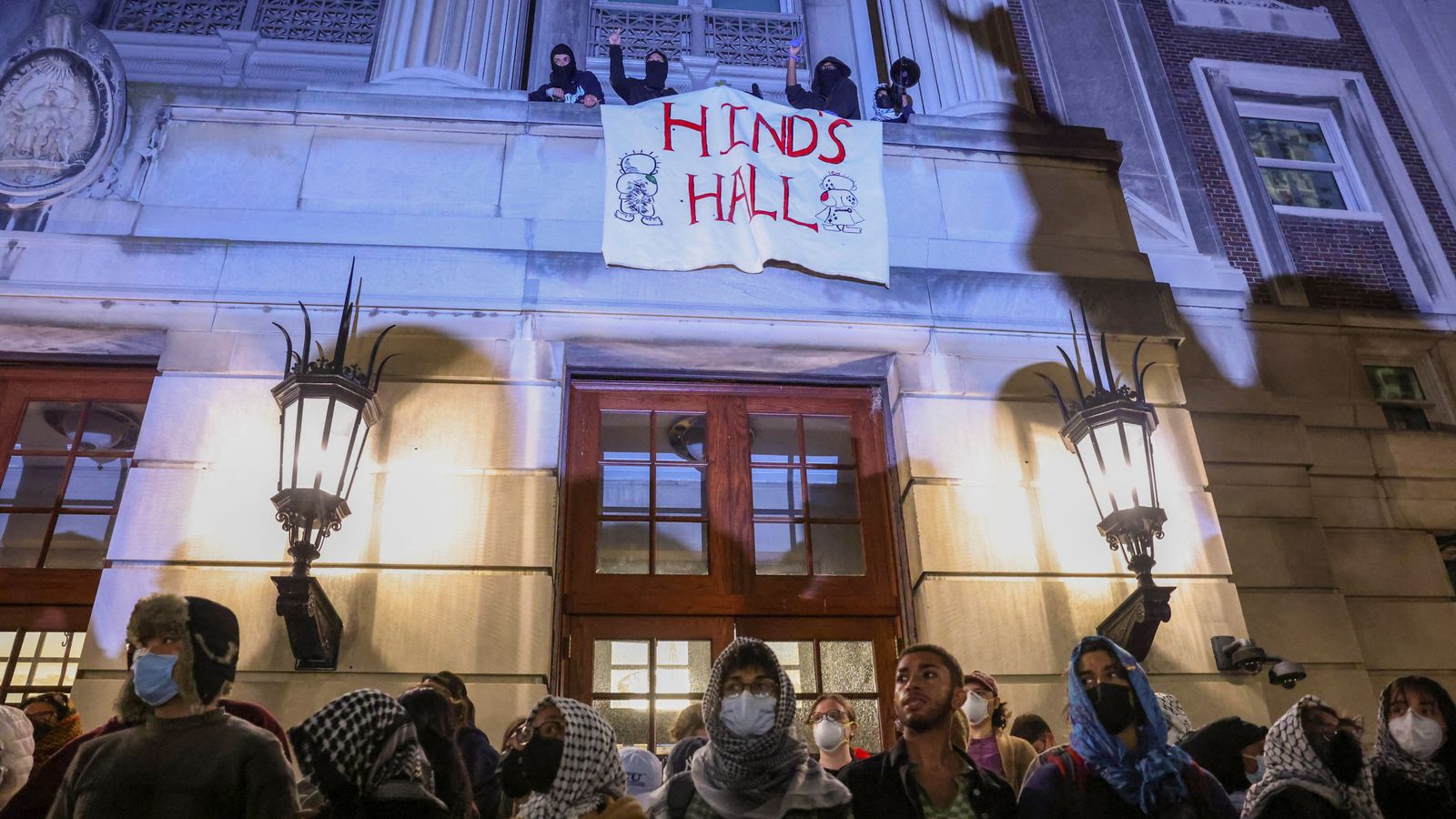 police enter columbia university campus to break up pro-palestinian protest