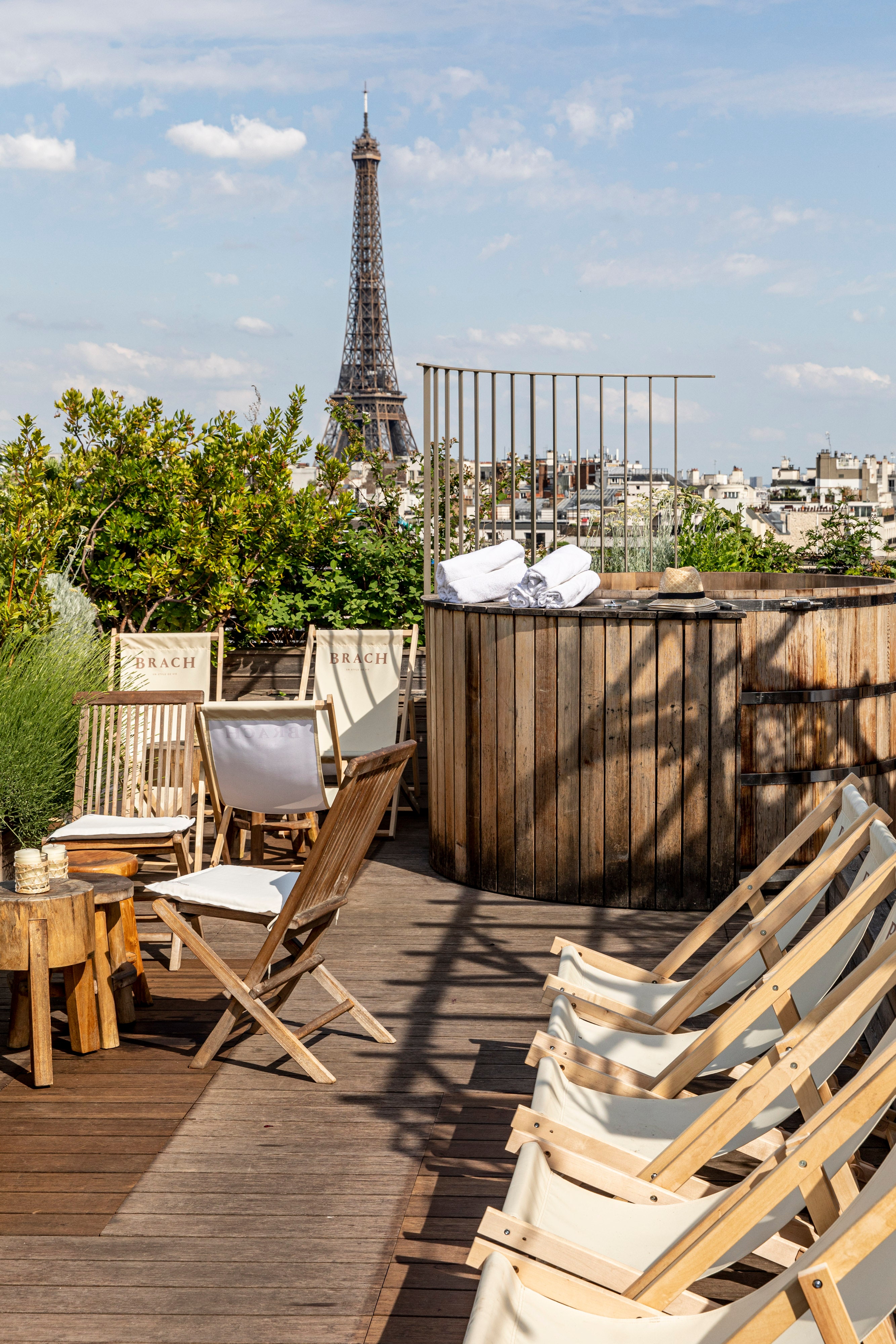 <p>Au Brach, on quitte la ville le temps de quelques heures pour s'enivrer de l'air de campagne qui flotte sur son bar toit-terrasse à Paris XVI. On y trouve un <a href="https://www.admagazine.fr/article/jardins-sur-les-toits-exemples-spectaculaires?mbid=synd_msn_rss&utm_source=msn&utm_medium=syndication">jardin urbain</a> doté d'un poulailler et d'un potager, ainsi qu'un bain norvégien. Le panorama sur Paris est à couper le souffle, avec une vue privilégiée sur la tour Eiffel. Les cocktails sont élaborés avec soin par un mixologiste.</p> <p><strong>Ouverture prochaine.</strong> Fermeture du 13 juillet au 25 août. Sur réservation. Cocktails : 25 euros. Verres de vin à partir de 15 euros.</p> <p>1-7, rue Jean Richepin, 75116 Paris.</p> <div class="callout"><p><a href="https://brachparis.com/restaurant-bar-rooftop/#univers/rooftop" title="Réserver">Réserver</a></p> </div><p>Recevez les meilleures infos sur la décoration, le design, l'art, l'architecture et l'art de vivre directement par e-mail.</p><a href="https://newsletter.admagazine.fr?sourceCode=msnsend">S'inscrire ici</a>