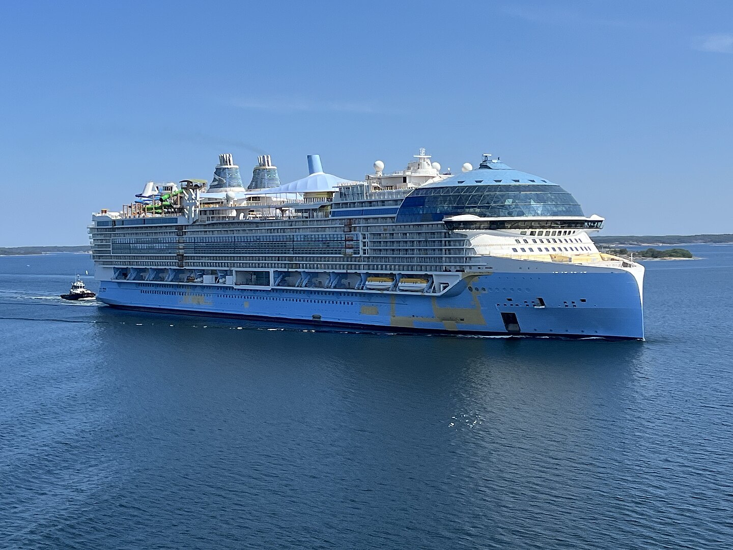 <p>The Icon of the Seas has 20 decks, 18 of which are solely dedicated to guests. There are over 2,800 different rooms of varying sizes and can accommodate a total of 5,610 guests (not including staff).</p>