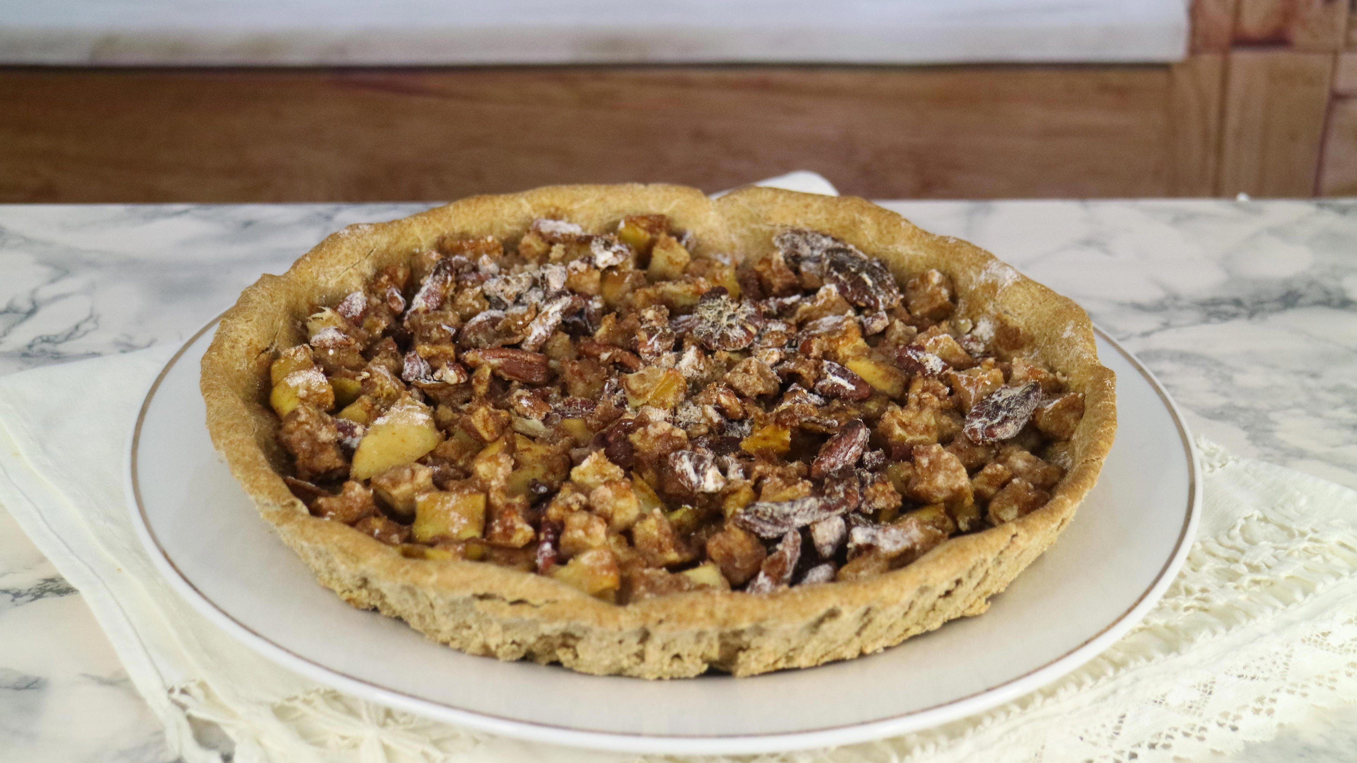 só precisa de 5 ingredientes para fazer esta deliciosa tarte de maçã, nozes e canela!