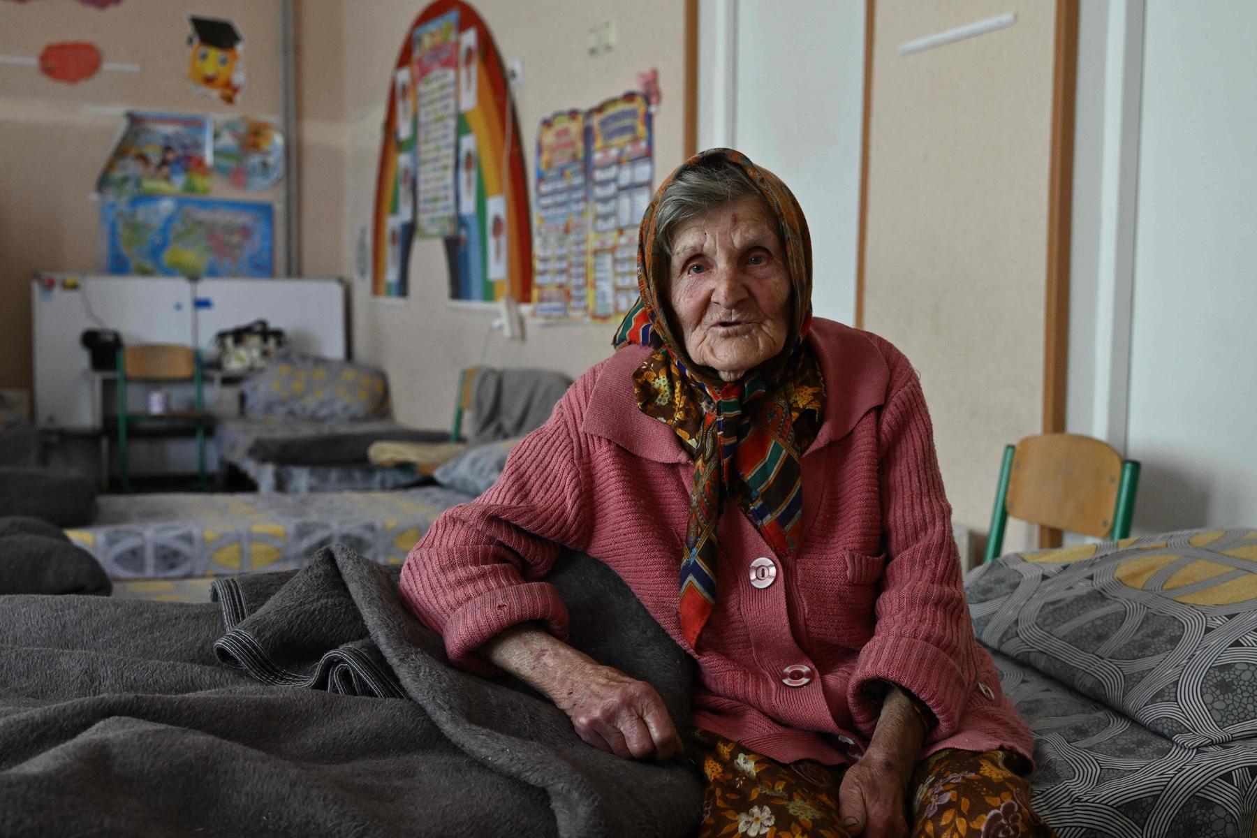 97-jährige ukrainerin floh zu fuß zehn kilometer vor der russischen armee