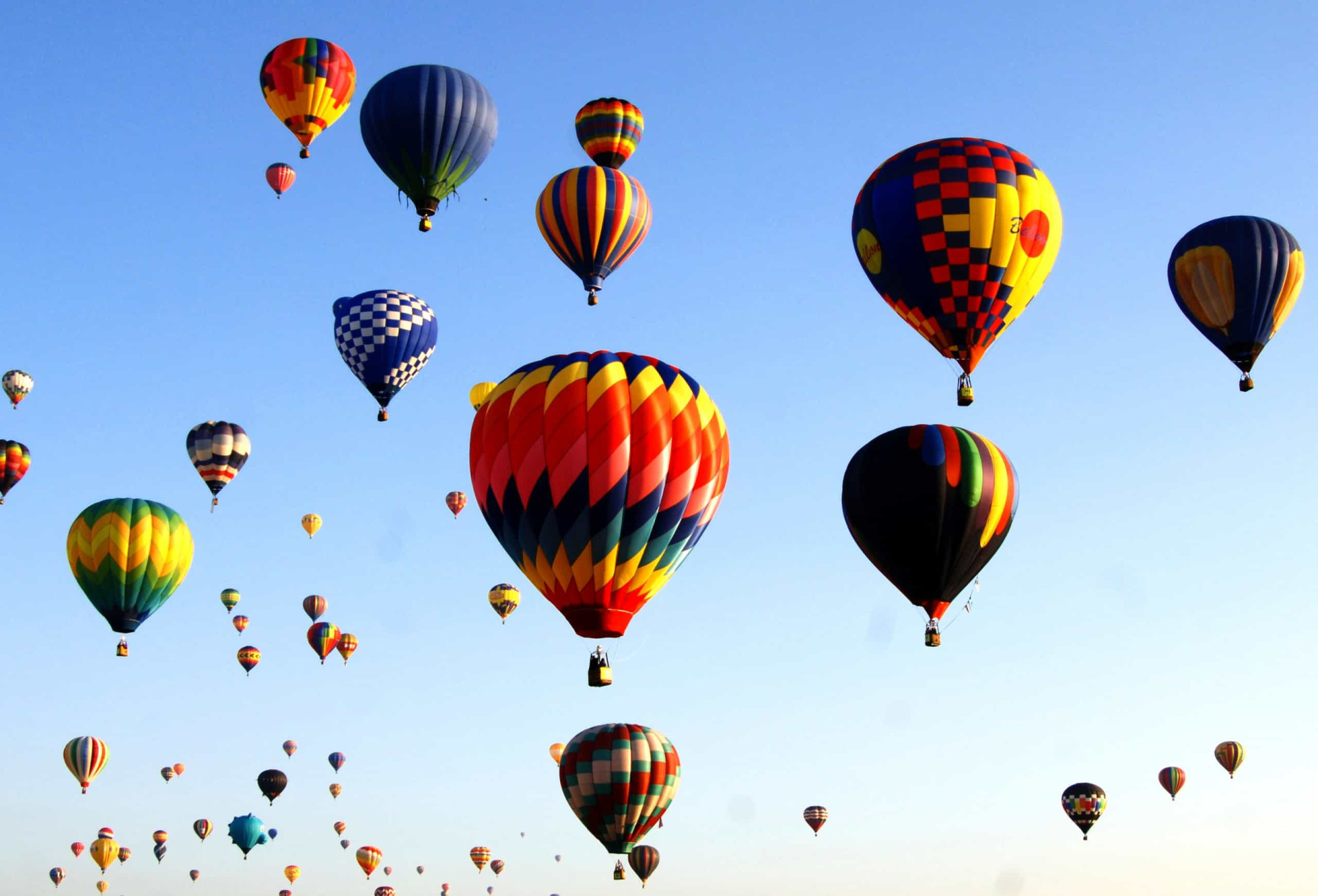 <p>Each autumn, Albuquerque hosts the world's largest hot air balloon festival. During the nine-day event, which attracts upwards of 80,000 people, over 500 colorful balloons take to the air, with the breathtaking "mass ascension" (pictured) being the main highlight.</p>