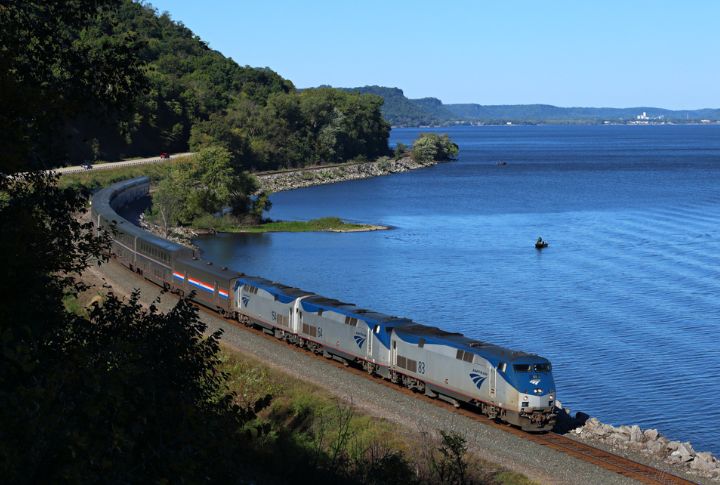 <p>The Empire Builder travels from Chicago to Seattle or Portland, spanning over 2,200 kilometers and taking about 46 hours. Along the way, you’ll witness the rugged beauty of Glacier National Park and the lively cities of Seattle and Portland, giving you a taste of America’s diverse scenery and culture.</p>