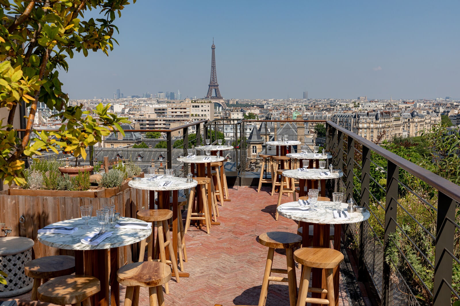 <p>Situé au cœur du XV<sup>e</sup> arrondissement, l'hôtel Villa M propose un rooftop bar et restaurant où déjeuner, <a href="https://www.admagazine.fr/galerie/restaurants-sensationnels-une-fois-vie?mbid=synd_msn_rss&utm_source=msn&utm_medium=syndication">dîner</a> ou prendre un verre avec une incroyable vue sur la tour Eiffel, la tour Montparnasse et le dôme des Invalides. Le tout, dans un bain de verdure, entouré d'arbres fruitiers et de plantes aromatiques. <em>« Un cocon de nature au design oxygénant »</em>, revendiquent les propriétaires.</p> <p><strong>Ouvert dès à présent</strong>. Sur réservation. Cocktails : 18 euros. Verres de vin à partir de 15 euros. Plats à partir de 16 euros.</p> <p>24-30, bd Pasteur, 75015 Paris.</p> <div class="callout"><p><a href="https://www.hotelvillam-paris15.com/restaurant-bar" title="Réserver">Réserver</a></p> </div><p>Recevez les meilleures infos sur la décoration, le design, l'art, l'architecture et l'art de vivre directement par e-mail.</p><a href="https://newsletter.admagazine.fr?sourceCode=msnsend">S'inscrire ici</a>