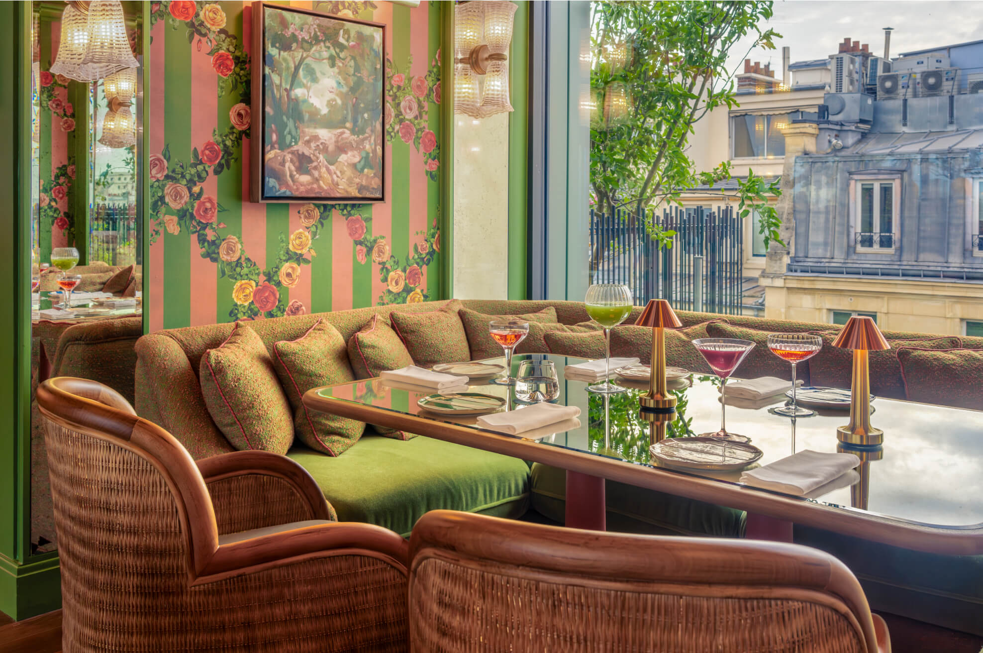 <p>Le Bar sur le Toit est le rooftop de <a href="https://www.admagazine.fr/galerie/la-fantaisie-hotel-rooftop-jardin-prive?mbid=synd_msn_rss&utm_source=msn&utm_medium=syndication">La Fantaisie</a>, un des derniers hôtels réalisés par Martin Brudnizki. Dans un décor élégant et fleuri, on déguste des cocktails colorés d'inspiration californienne et de savoureuses assiettes à partager — l'ensemble signé par la cheffe franco-américaine étoilée Dominique Crenn.</p> <p><strong>Ouvert dès à présent.</strong> Sans réservation. Cocktails à partir de 19 euros. Verres de vin à partir de 12 euros.</p> <p>24, rue Cadet, 75009 Paris.</p> <div class="callout"><p><a href="https://fr.lafantaisie.com/restaurants#bar-sur-le-toit" title="En savoir plus">En savoir plus</a></p> </div><p>Recevez les meilleures infos sur la décoration, le design, l'art, l'architecture et l'art de vivre directement par e-mail.</p><a href="https://newsletter.admagazine.fr?sourceCode=msnsend">S'inscrire ici</a>