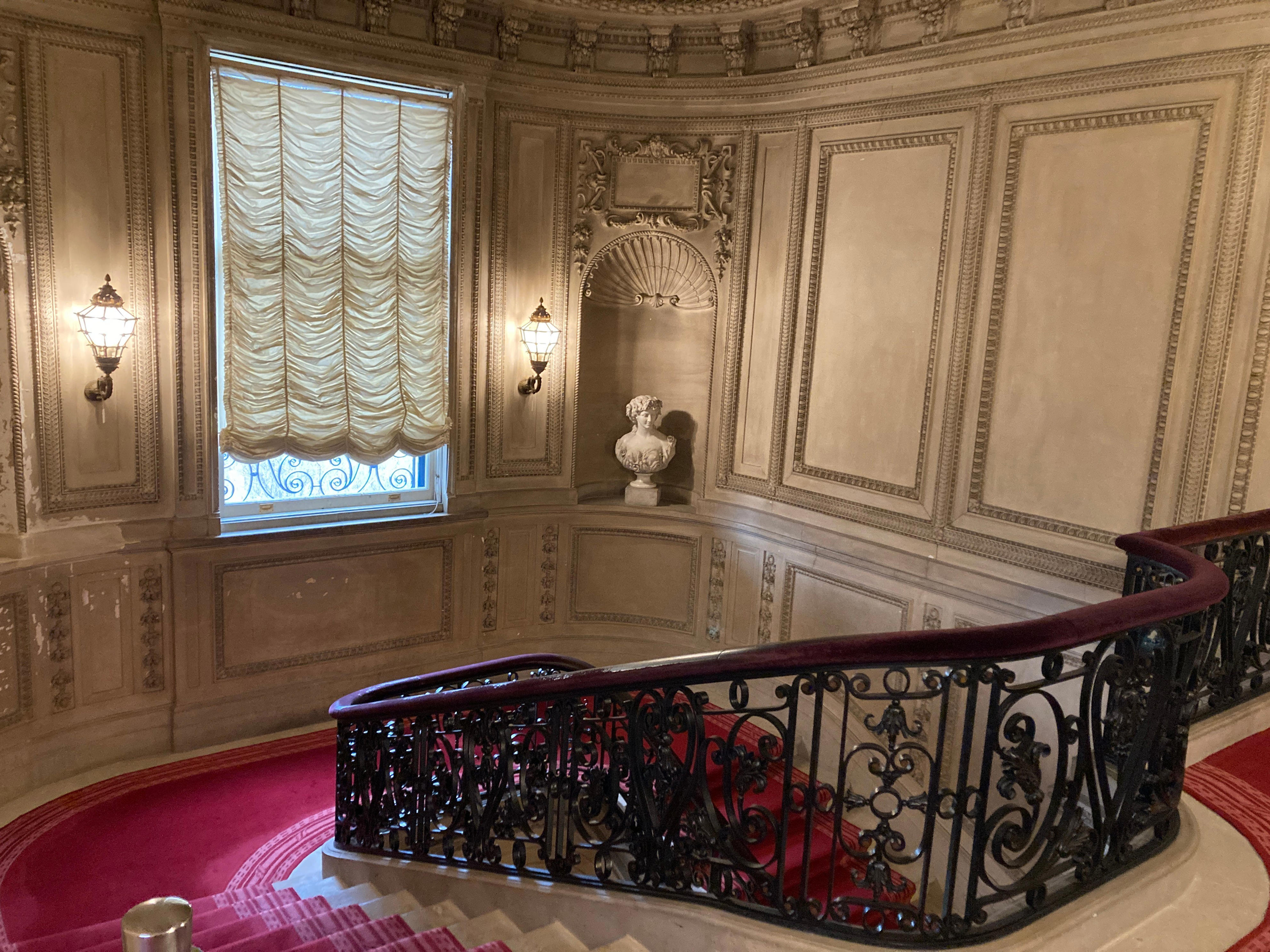 <p>The railing of the staircase was coated in velvet to make even climbing the stairs a comfortable, luxurious experience.</p>
