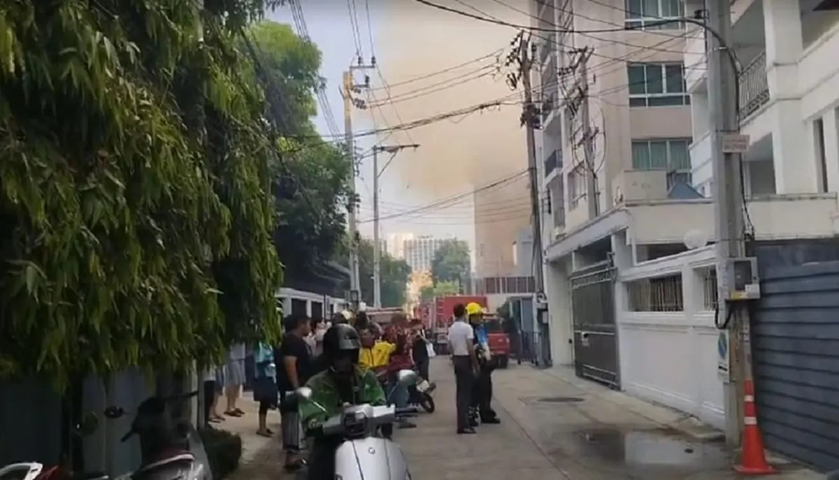 เกิดเหตุ ไฟไหม้ บ้าน-คอนโด พร้อมกัน 2 จุด ห่างแค่ 50 เมตร ในซอยลาดพร้าว26