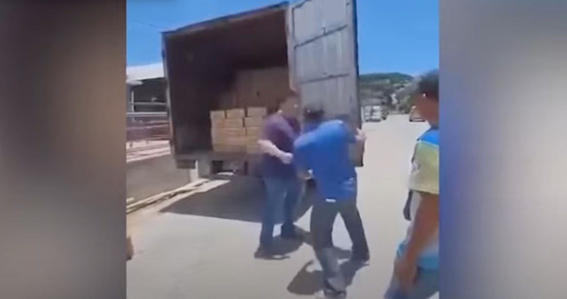 mayor, vice mayor come to blows over truck of food packs in antique