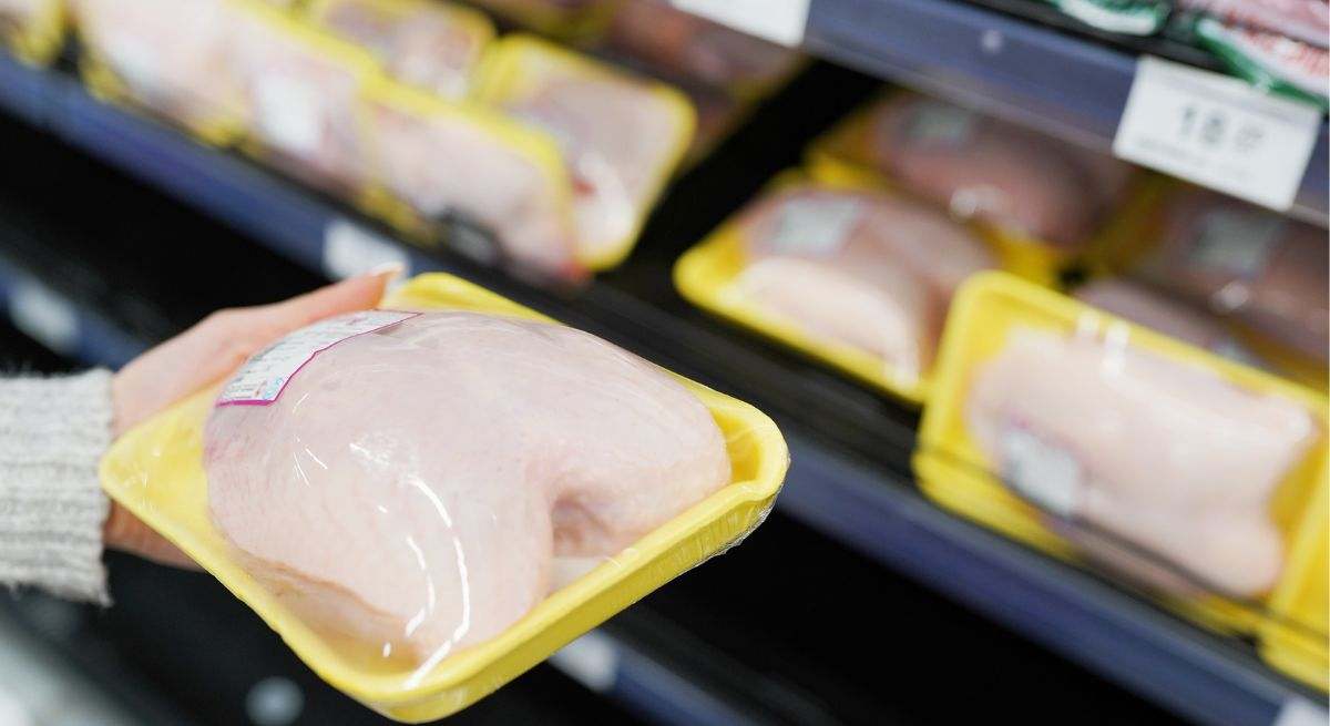ordenan la retirada inmediata del pollo español de venta en los supermercados por salmonella