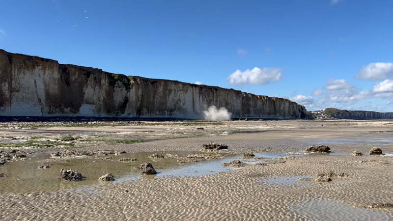 un éboulement de falaise en normandie a été filmé par un touriste (vidéo)