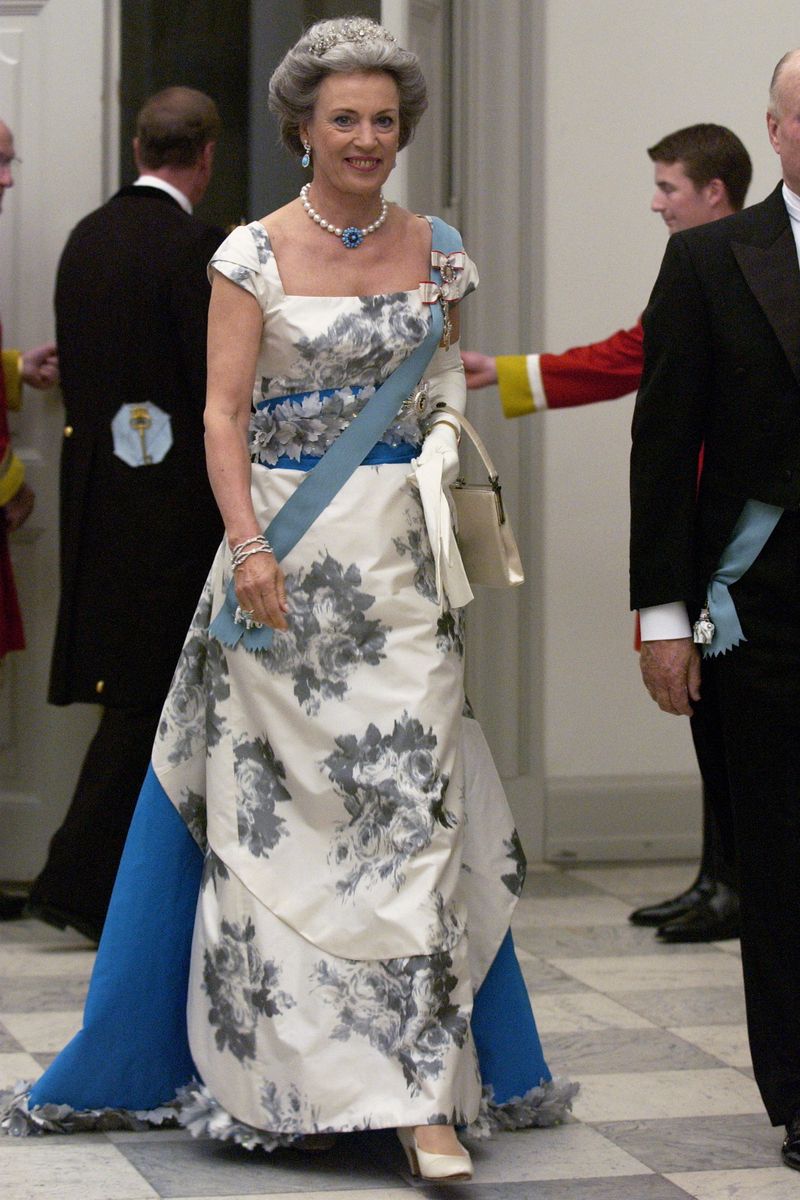 la princesa benedicta de dinamarca inaugura una exposición de sus vestidos de fiesta para celebrar su 80 cumpleaños