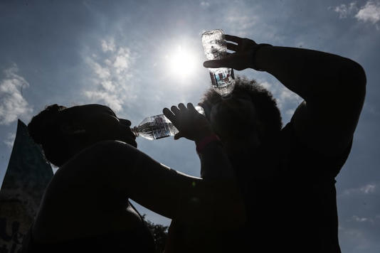 Hidratação é essencial em dias de forte calor. Foto: Werther Santana/Estadão - 16/03/2024