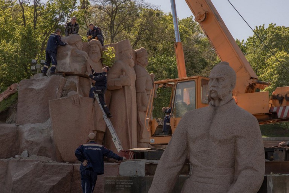 invasion de l'ukraine - kiev démonte un monument soviétique évoquant l'amitié avec la russie