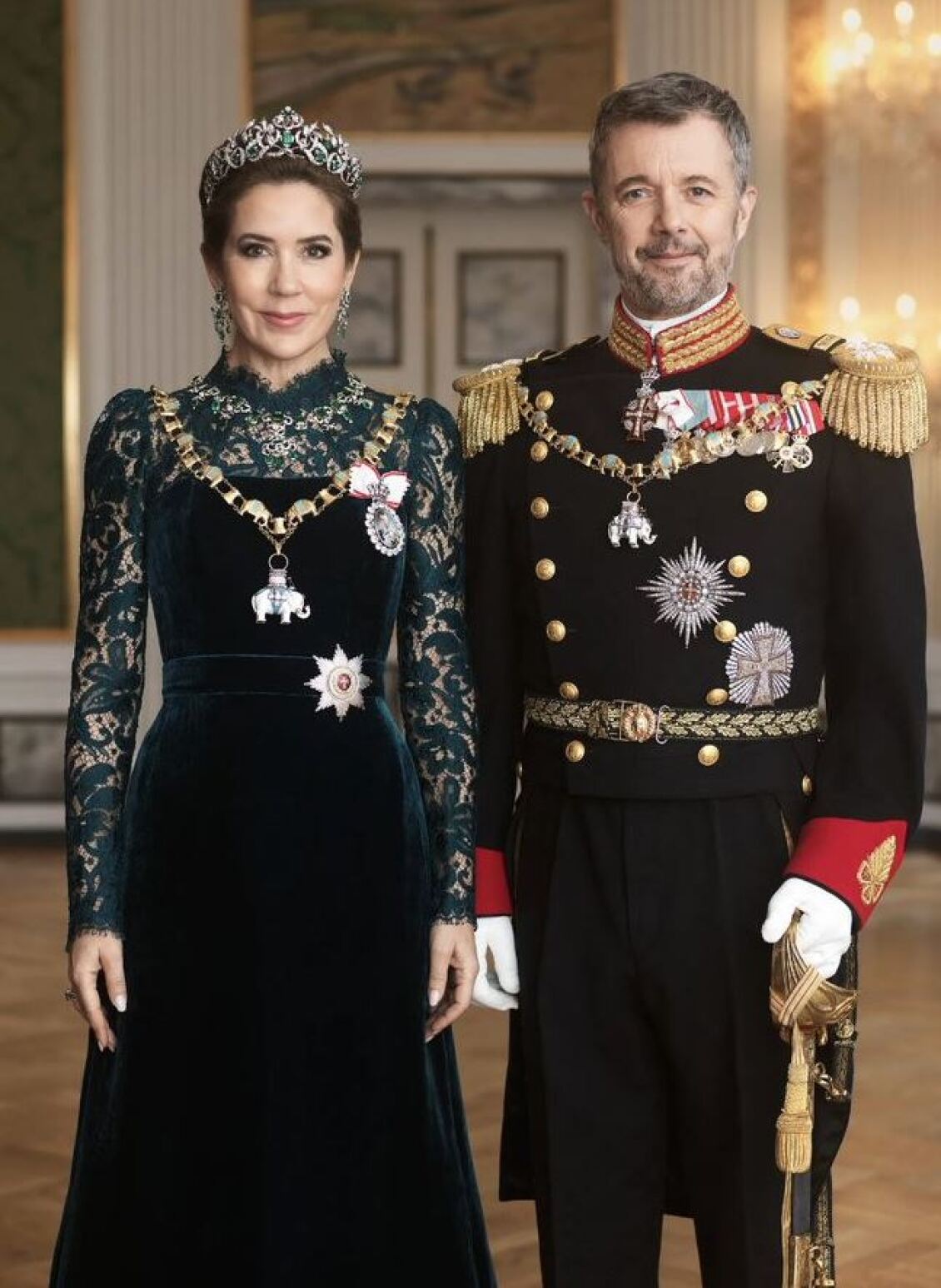 δανία: σάλος στα social media με το πρώτο επίσημο πορτραίτο του βασιλικού ζεύγους - ''είναι προϊόν φωτομοντάζ ή τεχνητής νοημοσύνης'', λένε