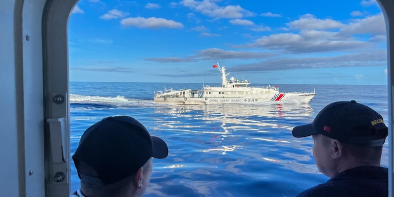 gefährliche eskalation - china greift philippinisches schiff mit wasserkanonen an