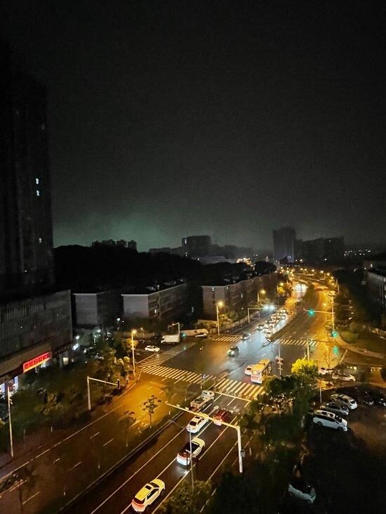ชาวเน็ตจีนวิจารณ์หนัก ฝนถล่มหนัก ฉางซา ท้องฟ้าตอนเที่ยง กลายเป็นกลางคืน