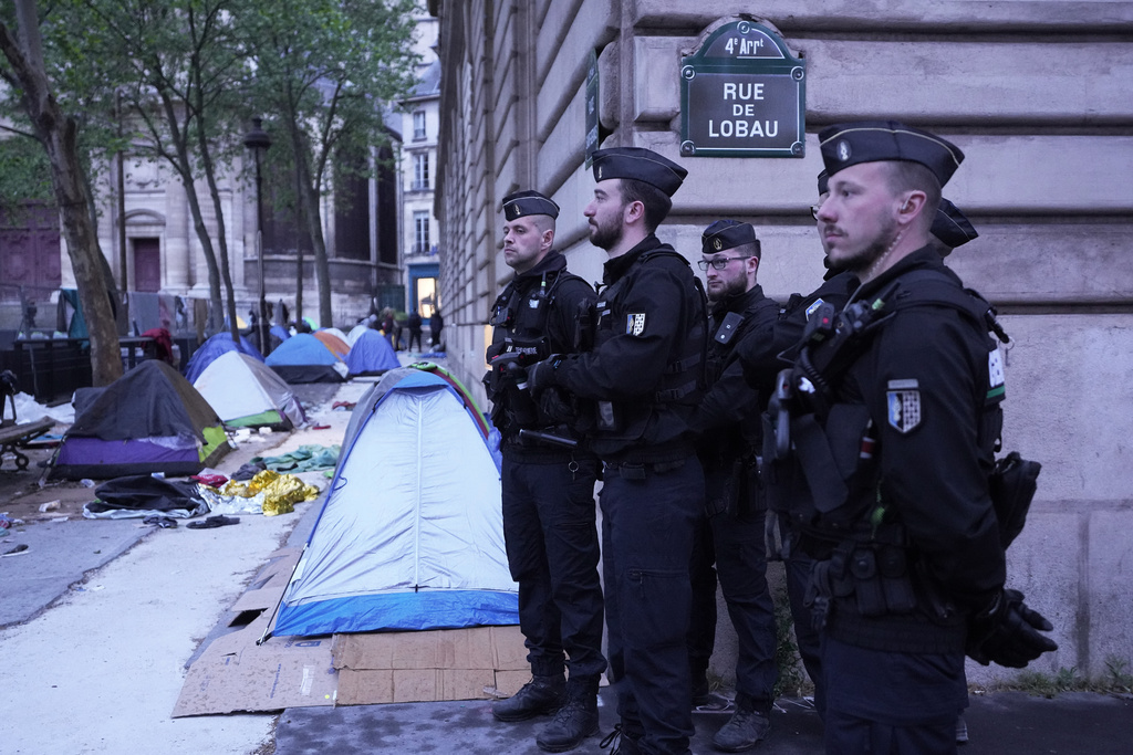 la policía desaloja un campamento migrante cerca del ayuntamiento de parís antes de los juegos