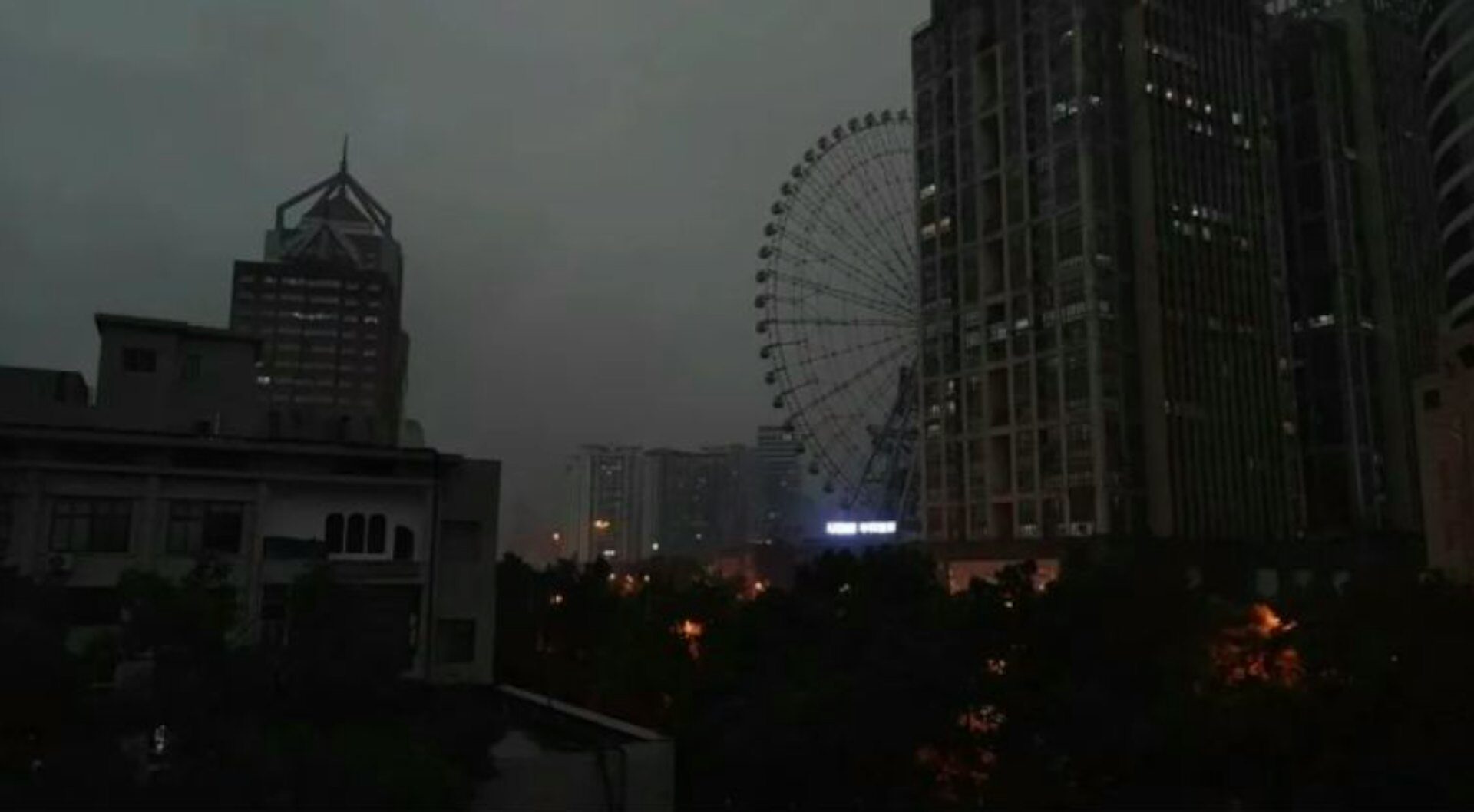 ชาวเน็ตจีนวิจารณ์หนัก ฝนถล่มหนัก ฉางซา ท้องฟ้าตอนเที่ยง กลายเป็นกลางคืน
