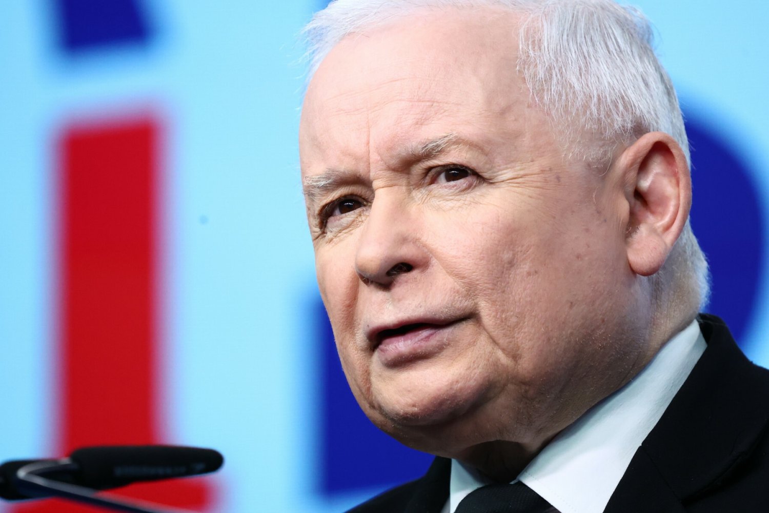 kaczyński wyszedł ponarzekać na tuska. potem... szybko uciekł przed mediami