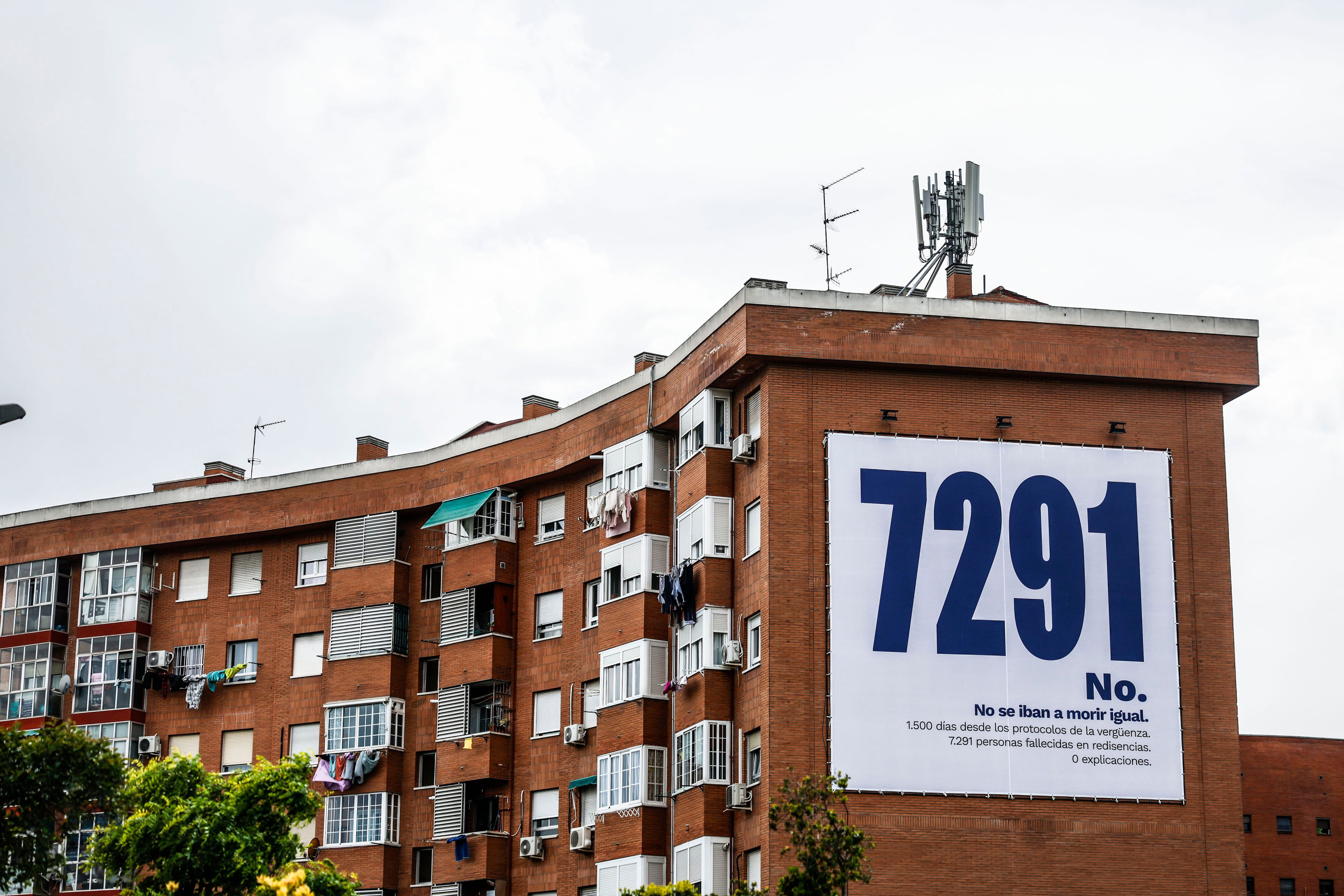 más madrid coloca dos lonas en la capital con la cifra que persigue a ayuso desde el abandono en las residencias: 7.291