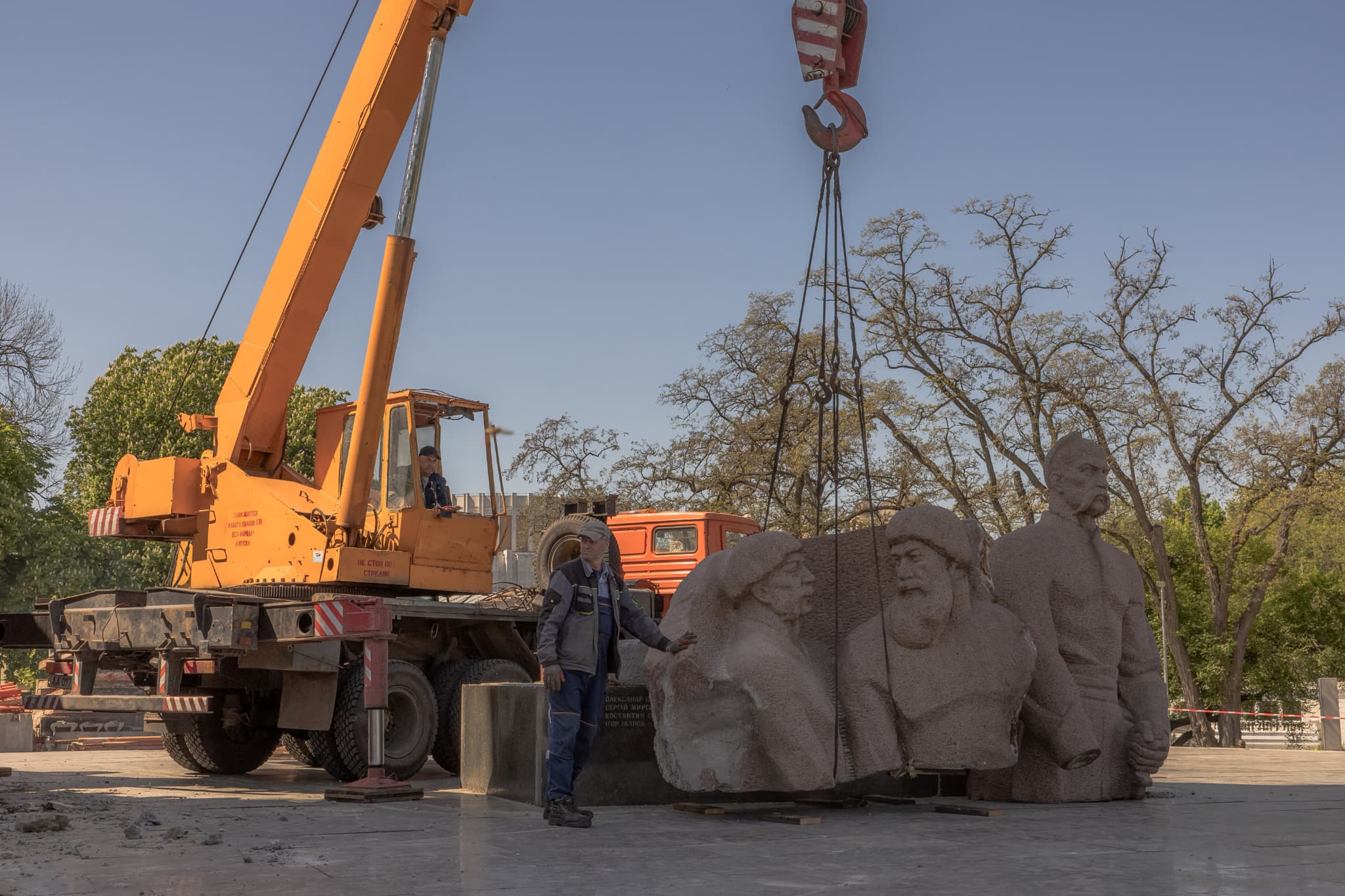 la ville de kiev démonte un monument soviétique célébrant l'allégeance de l'ukraine à la russie