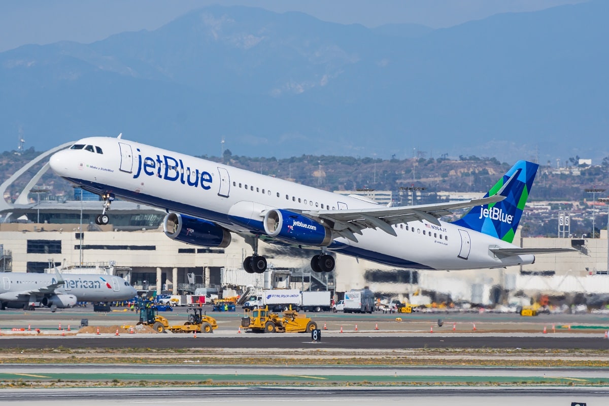<p><strong>In a recent development that has significant implications for the airline industry and travelers, a US judge has halted the proposed merger between JetBlue Airways and Spirit Airlines, citing antitrust concerns. This decision not only affects the two airlines involved but is a win for low-cost air travel in the United States.</strong></p>