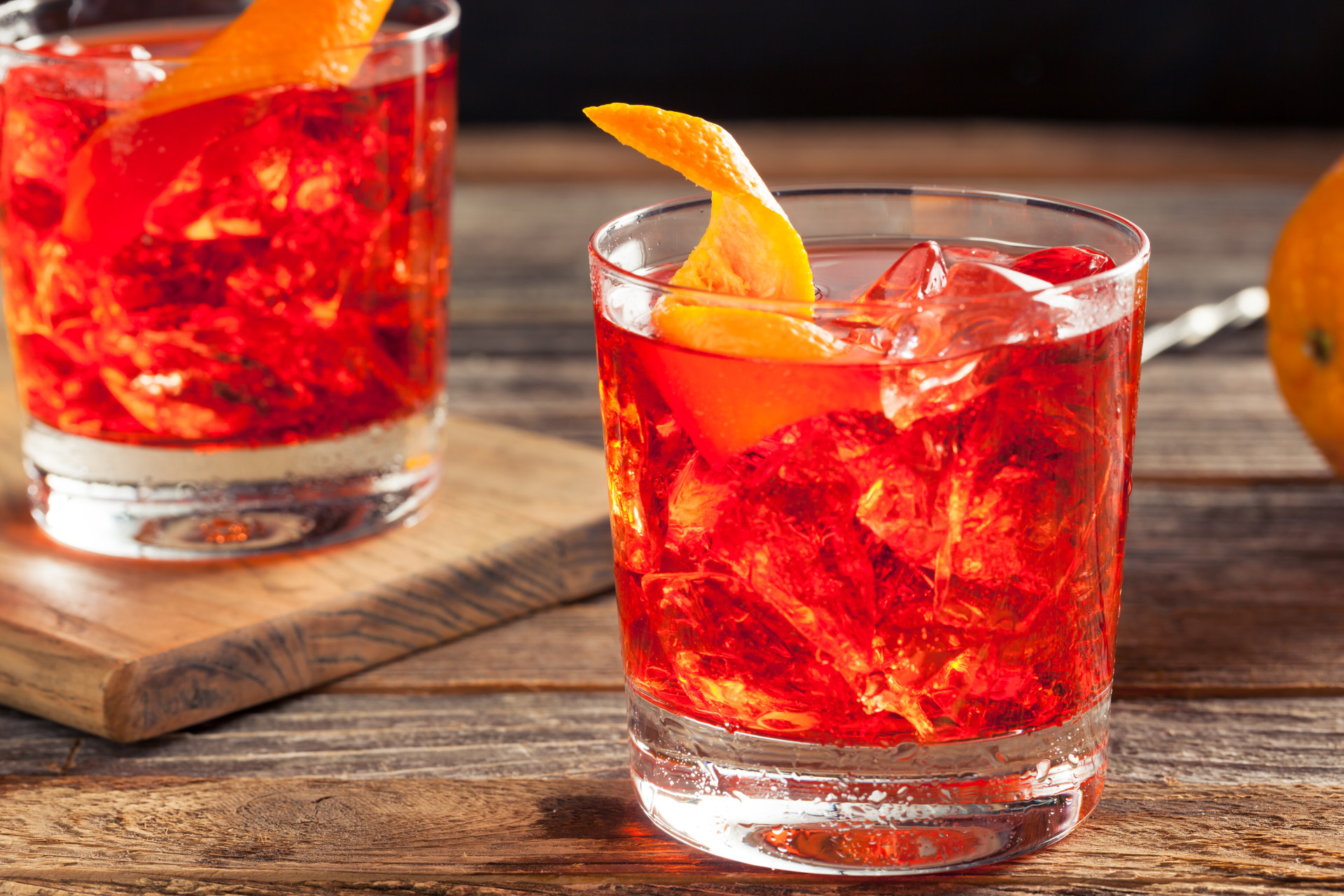 <p>Ingrédients: gin, Campari, vermouth rouge. </p> <p>Comment servir: verser sur des glaçons avec un zeste d'orange. </p><p>Tu pourrais aussi aimer: </p>