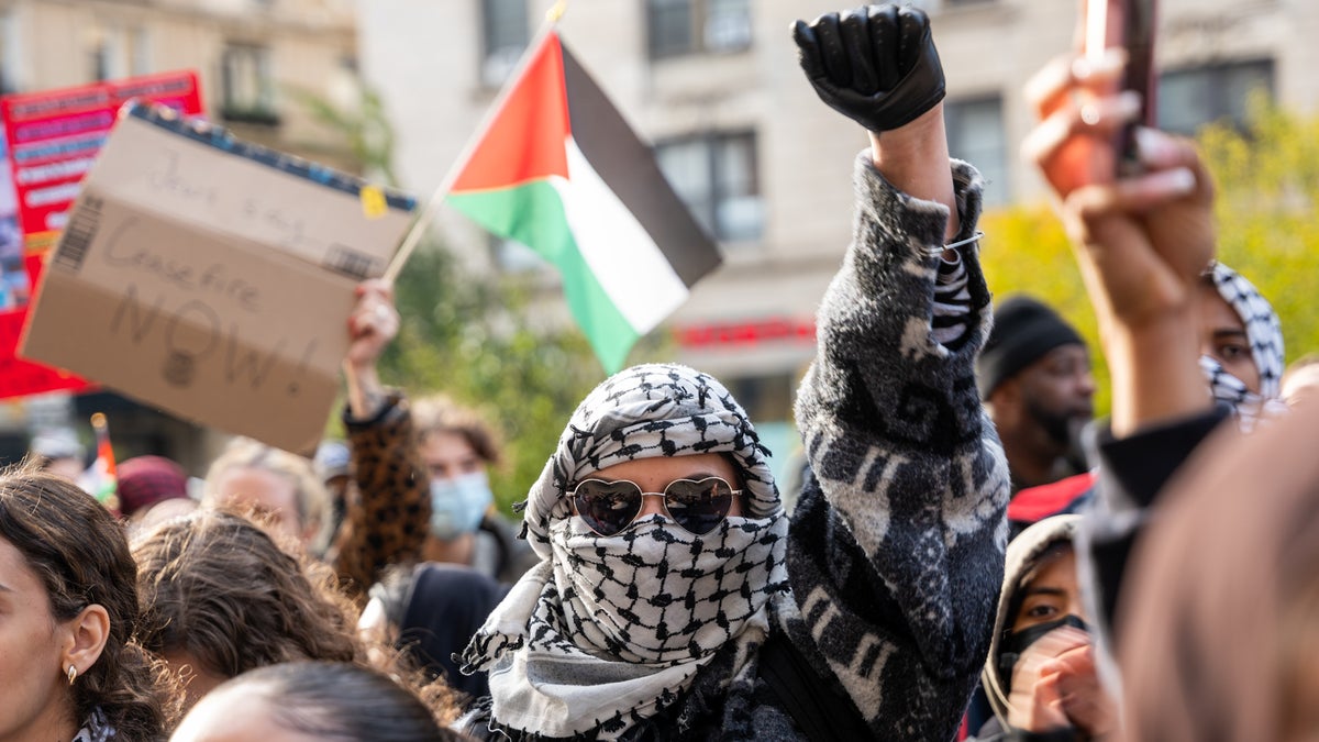 watch as gaza protesters at columbia university occupy campus building