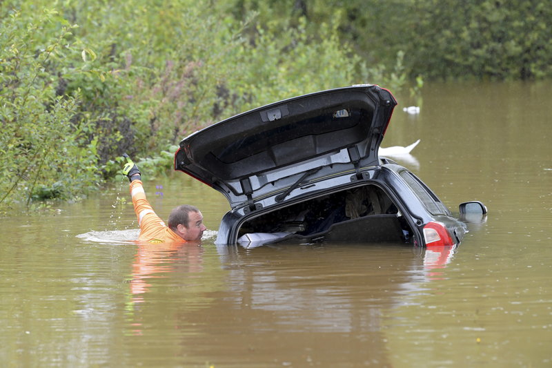 enkla knepen: så tar du dig ur en bil som hamnat i vatten