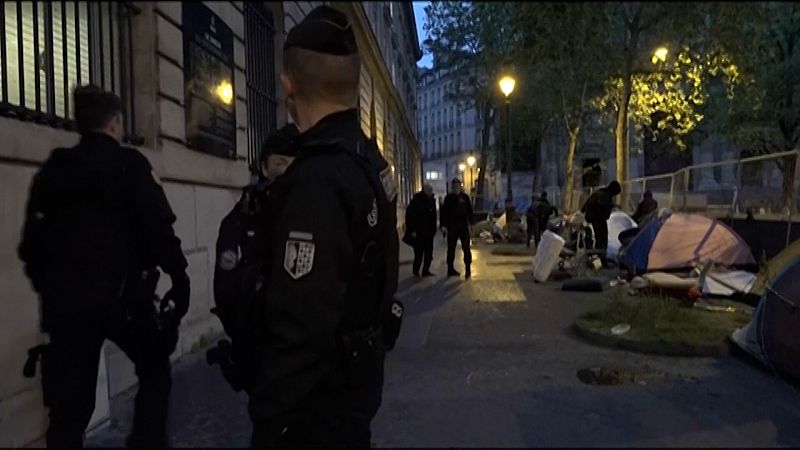 la police a évacué un campement de migrants à paris