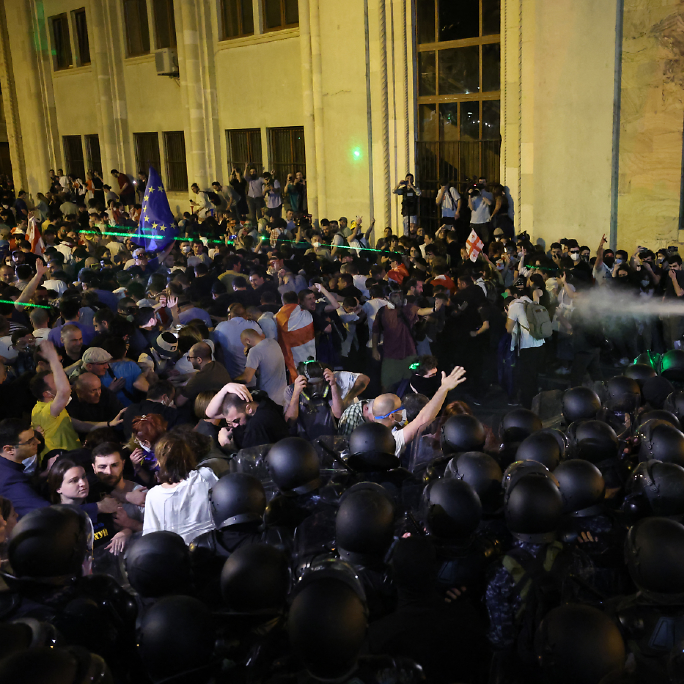 tränengas gegen demonstranten in georgien