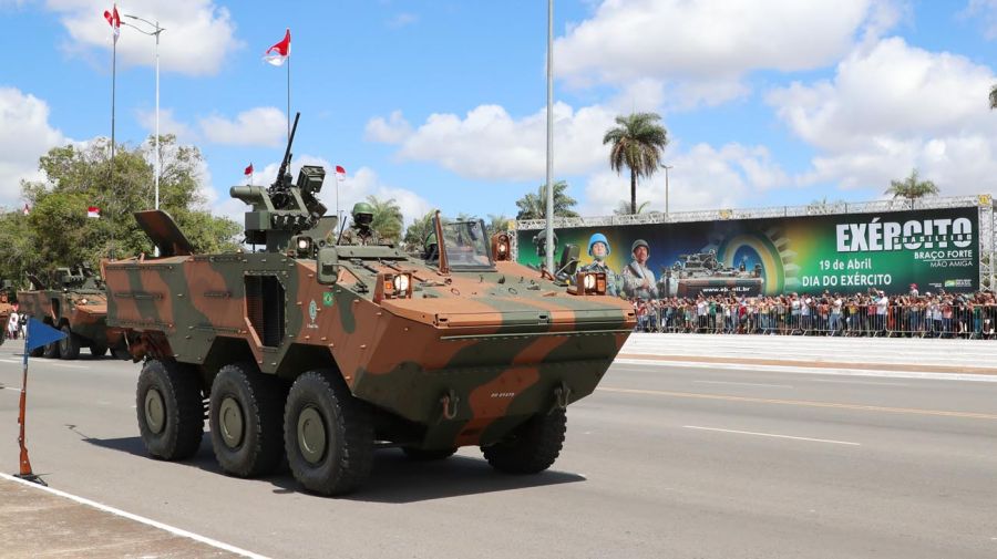 ni china ni brasil: el gobierno evalúa comprar los blindados de estados unidos para modernizar el ejército