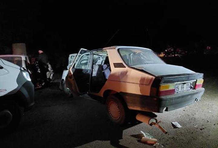 burdur’da korkunç kaza! otomobiller kafa kafaya çarpıştı: 1’i çocuk 4 yaralı