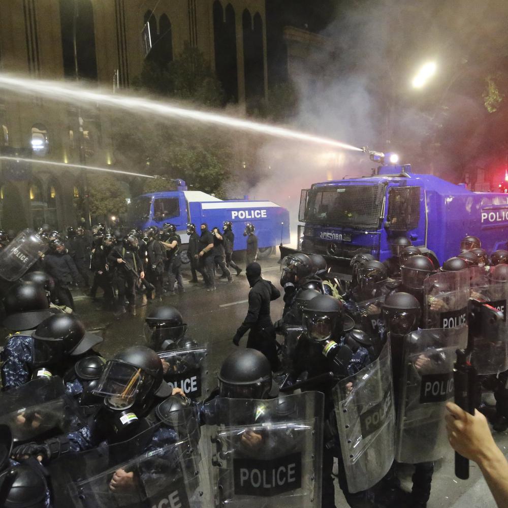 berichte über verletzte in tiflis: polizei in georgien setzt tränengas gegen demonstranten ein