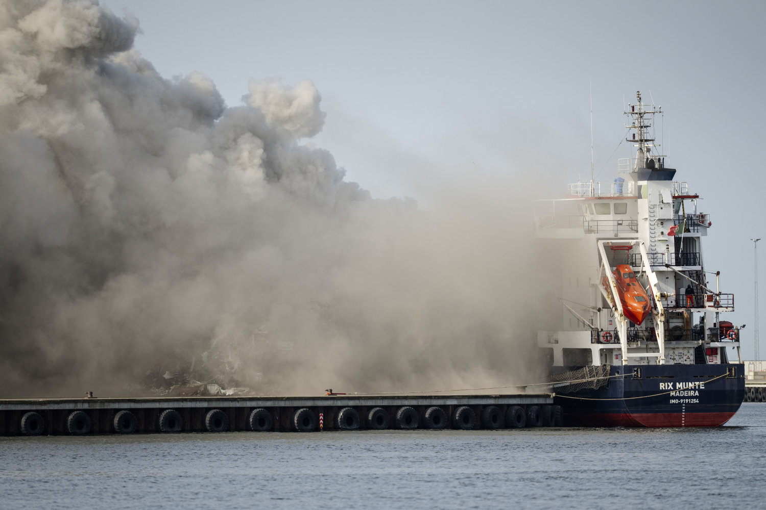 politiet forventer skibsbrand i køge slukket onsdag morgen