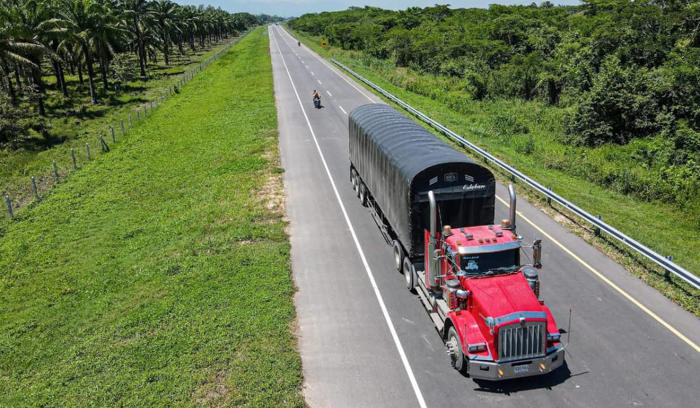 caen los costos del transporte de carga en colombia por carretera