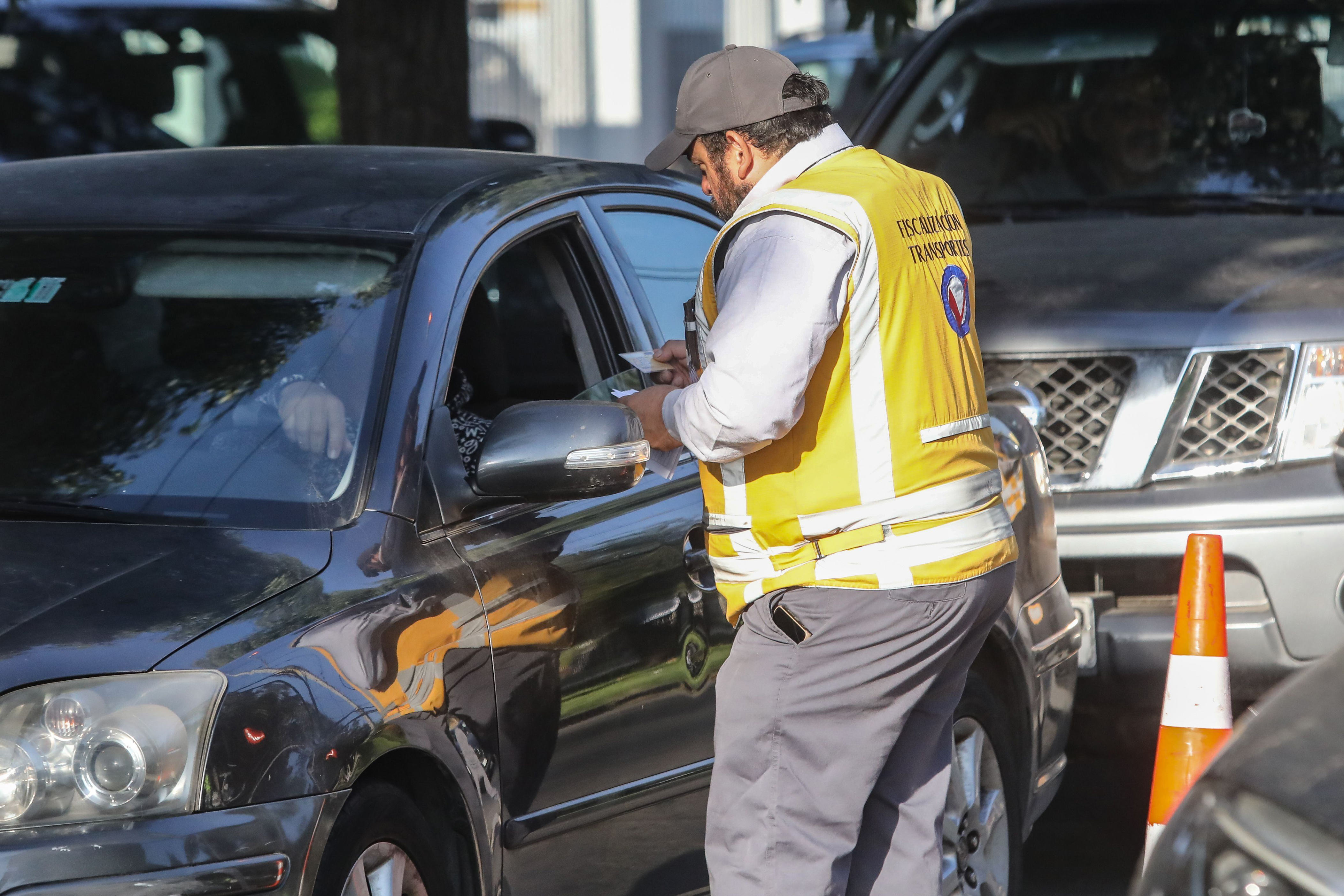 restricción vehicular 2024 en chile: cómo saber si mi auto se ve afectado por la medida y en qué días