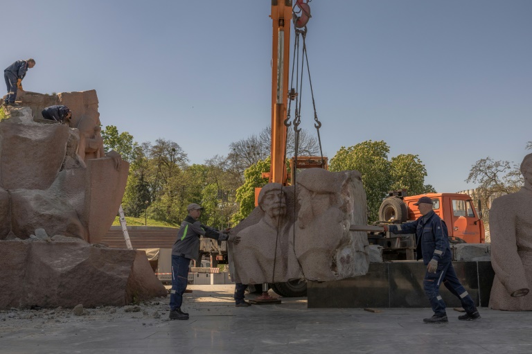 kiev desmantela un monumento soviético que evoca la amistad con rusia