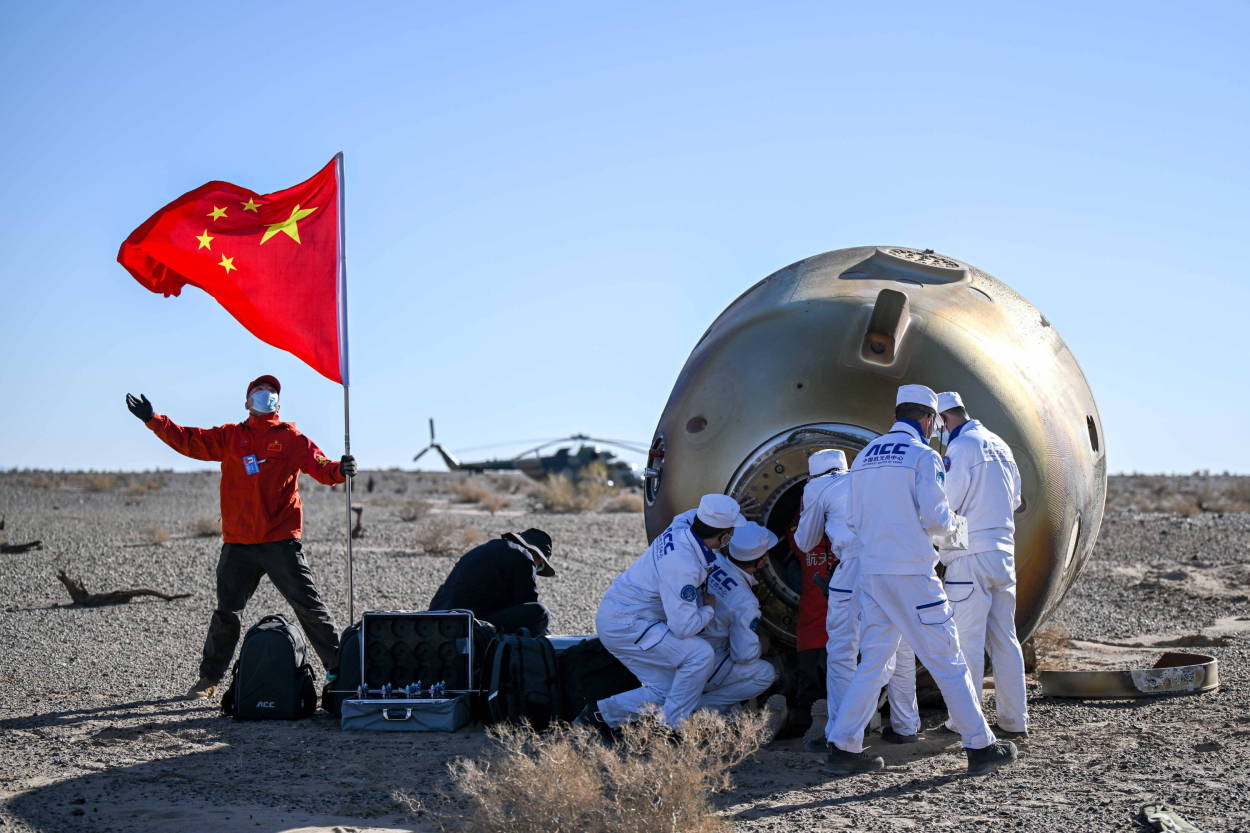 chiny: trzech tajkonautów z misji kosmicznej shenzhou-17 wróciło na ziemię