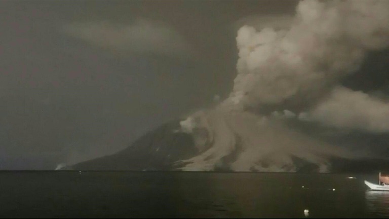 la nueva erupción de un volcán en indonesia obliga a cerrar un aeropuerto