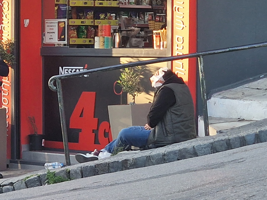 θεσσαλονίκη: αιματηρή συμπλοκή έξω από κατάστημα - τον χτύπησε στο κεφάλι με πτυσσόμενο γκλοπ