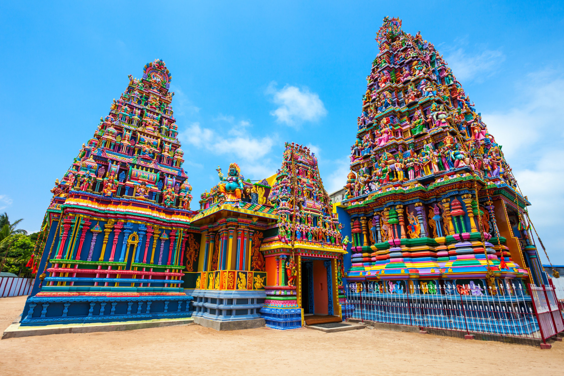 La saison de la mousson, "Maha", frappe les régions de l'est et du nord de novembre à mars environ. Trincomalee, sur la côte nord-est du Sri Lanka, est célèbre pour son temple décoratif de Pathirakali Amman. Visitez cette magnifique région d'avril à septembre.<p><a href="https://www.msn.com/fr-fr/community/channel/vid-7xx8mnucu55yw63we9va2gwr7uihbxwc68fxqp25x6tg4ftibpra?cvid=94631541bc0f4f89bfd59158d696ad7e">Suivez-nous et accédez tous les jours à du contenu exclusif</a></p>