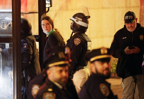 뉴욕 경찰, 2주 만에 또 컬럼비아대 진입…‘친팔레스타인’ 시위대 100여명 체포