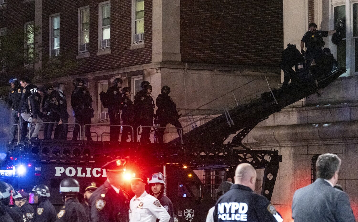 วุ่นหนัก! ตำรวจนิวยอร์กบุกมหาวิทยาลัยโคลัมเบีย รวบนักศึกษายึดอาคาร