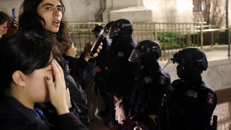 la police de new york intervient pour déloger les étudiants pro-palestiniens de columbia