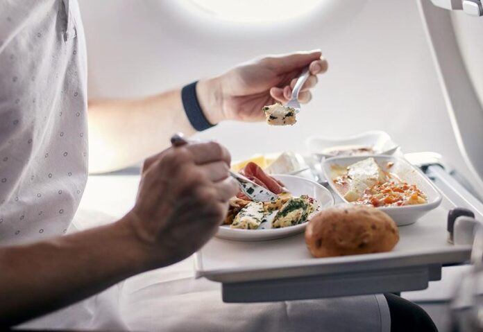 แอร์โฮสเตสเผยเอง อาหารเหล่านี้ ไม่ควรทานบนเครื่องบิน มีผลต่อสุขภาพ