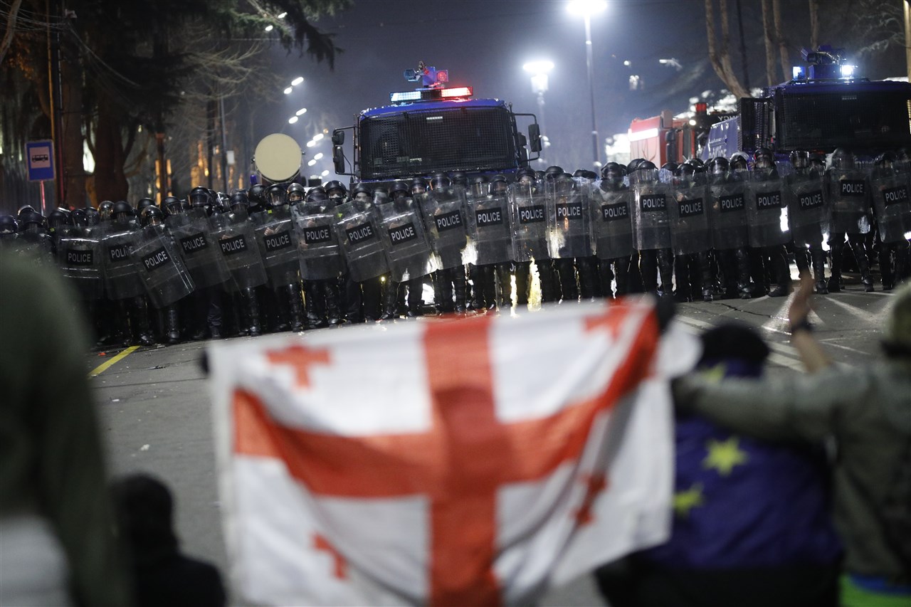 opnieuw onrustige nacht in georgië: politie tegen pro-europa demonstranten