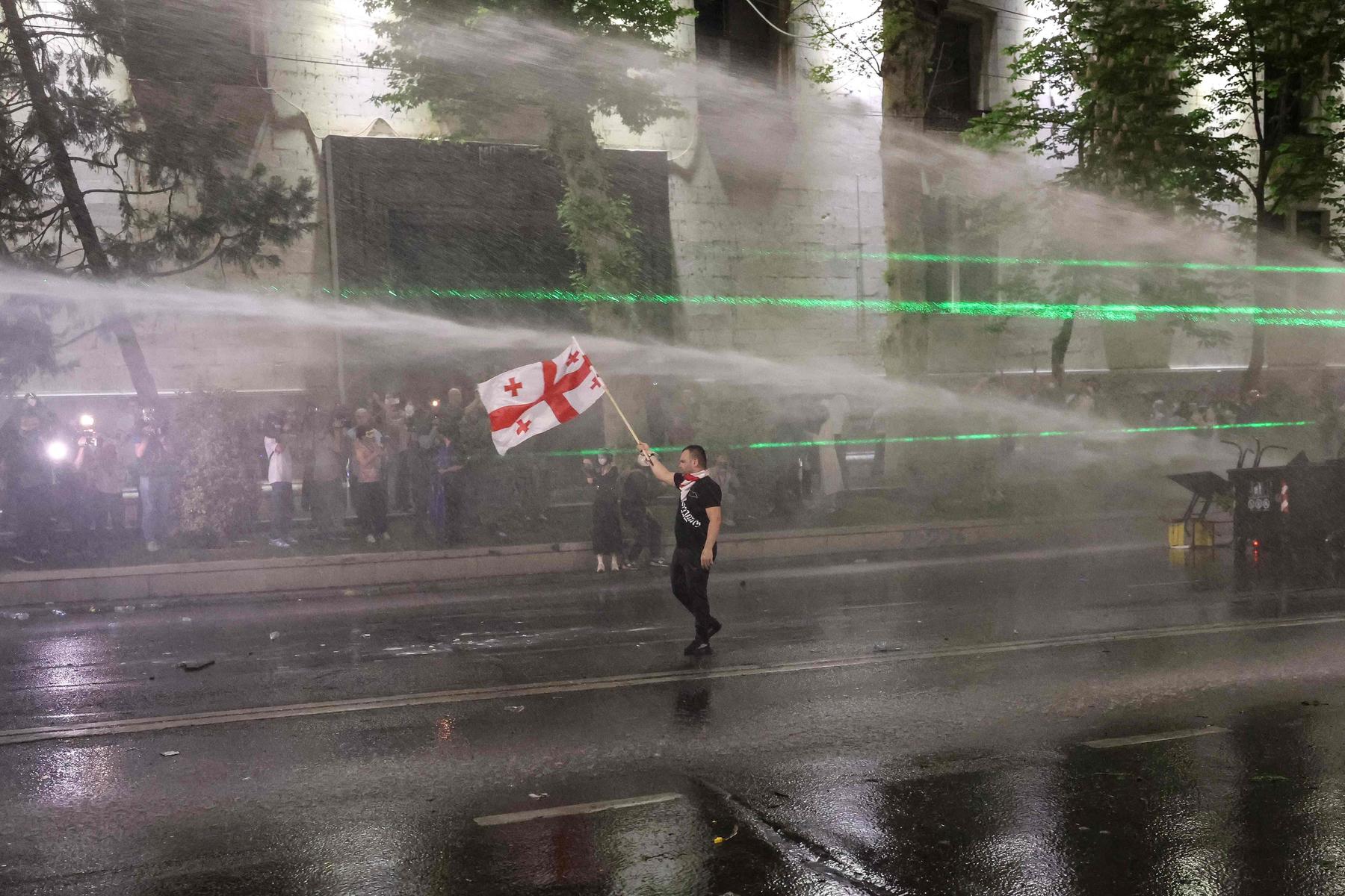 anti-regierungsproteste in georgien: oppositionschef wirft polizei misshandlung vor